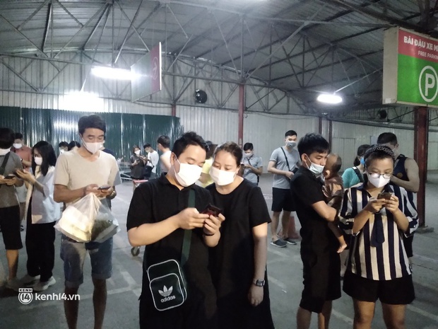 Ngay lúc này ở Hà Nội: Siêu thị đông kín khách đến tối muộn, thịt cá và rau xanh cháy hàng sau công điện của thành phố - Ảnh 3. Ngay lúc này ở Hà Nội: Siêu thị đông kín khách đến tối muộn, thịt cá và rau xanh cháy hàng sau công điện của thành phố - Ảnh 3.