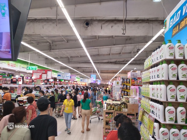 Ngay lúc này ở Hà Nội: Siêu thị đông kín khách đến tối muộn, thịt cá và rau xanh cháy hàng sau công điện của thành phố - Ảnh 7. Ngay lúc này ở Hà Nội: Siêu thị đông kín khách đến tối muộn, thịt cá và rau xanh cháy hàng sau công điện của thành phố - Ảnh 7.