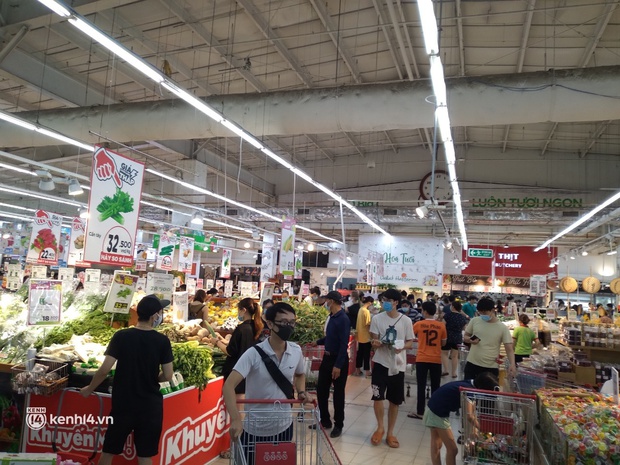 Ngay lúc này ở Hà Nội: Siêu thị đông kín khách đến tối muộn, thịt cá và rau xanh cháy hàng sau công điện của thành phố - Ảnh 6. Ngay lúc này ở Hà Nội: Siêu thị đông kín khách đến tối muộn, thịt cá và rau xanh cháy hàng sau công điện của thành phố - Ảnh 6.