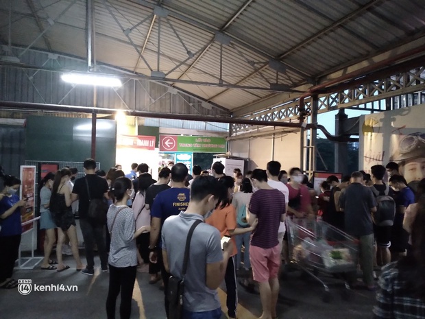 Ngay lúc này ở Hà Nội: Siêu thị đông kín khách đến tối muộn, thịt cá và rau xanh cháy hàng sau công điện của thành phố - Ảnh 1. Ngay lúc này ở Hà Nội: Siêu thị đông kín khách đến tối muộn, thịt cá và rau xanh cháy hàng sau công điện của thành phố - Ảnh 1.