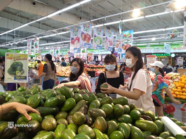 Ngay lúc này ở Hà Nội: Siêu thị đông kín khách đến tối muộn, thịt cá và rau xanh cháy hàng sau công điện của thành phố - Ảnh 8. Ngay lúc này ở Hà Nội: Siêu thị đông kín khách đến tối muộn, thịt cá và rau xanh cháy hàng sau công điện của thành phố - Ảnh 8.