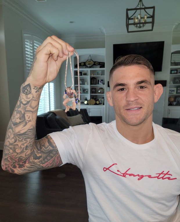Được tặng dây chuyền McGregor ngủ trị giá 2,3 tỷ từ YouTuber 20 triệu subs, Dustin Poirier có hành động cực ý nghĩa - Ảnh 1.