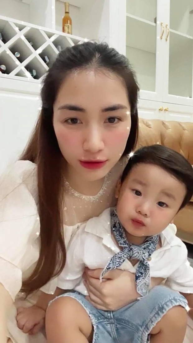 Mẹ con Hoà Minzy ôm nhau ngủ tình cảm quá: Bé Bo lăn xuống đất, mẹ vẫn cứ là say giấc nồng! - Ảnh 5.