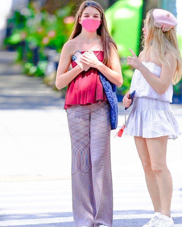 Suri Cruise đi dạo thôi mà cũng hot rần rần: Bé con nay đã thành thiếu nữ 15 tuổi với đường cong nuột nà, visual xinh phát mê - Ảnh 7.
