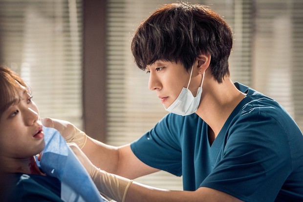 4 soái ca ngành y gây sốt phim Hàn: Vừa đẹp người lại tốt nết thì không ai qua được Đức Phật Hospital Playlist - Ảnh 6. 4 soái ca ngành y gây sốt phim Hàn: Vừa đẹp người lại tốt nết thì không ai qua được Đức Phật Hospital Playlist - Ảnh 6.