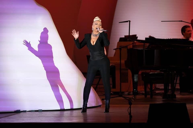 Như chưa từng có dịch: 1 ngôi sao đã tổ chức concert hơn 17 nghìn khán giả không đeo khẩu trang, không cần giữ khoảng cách gì nữa! - Ảnh 2. Như chưa từng có dịch: 1 ngôi sao đã tổ chức concert hơn 17 nghìn khán giả không đeo khẩu trang, không cần giữ khoảng cách gì nữa! - Ảnh 2.