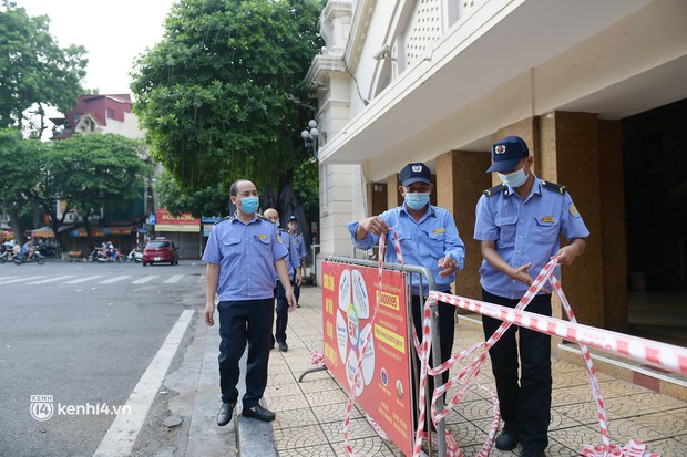 Ảnh: Chợ Đồng Xuân im lìm khác lạ sau công điện 15 của Hà Nội - Ảnh 4.
