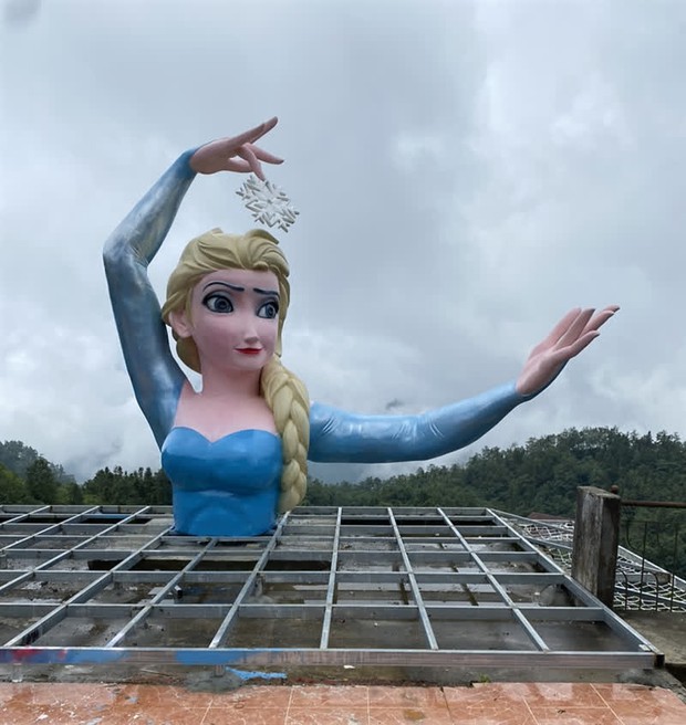 Hoá ra Nữ hoàng băng giá Elsa “đột biến” ở Sa Pa “cùng nhà” với Nữ thần Tự do bị ném đá 2 tháng trước: Cơ quan chức năng xử lý thế nào? - Ảnh 2. Hoá ra Nữ hoàng băng giá Elsa “đột biến” ở Sa Pa “cùng nhà” với Nữ thần Tự do bị ném đá 2 tháng trước: Cơ quan chức năng xử lý thế nào? - Ảnh 2.