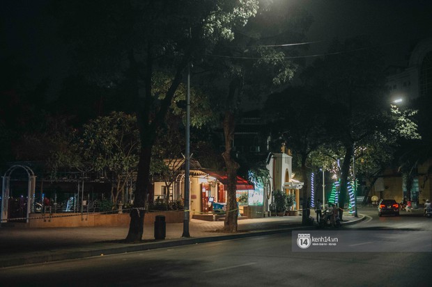 Buổi tối Hà Nội vắng hơn cả Tết: Phố xá nơi đâu cũng thinh lặng, người dân ở nhà đóng cửa chống dịch - Ảnh 5.