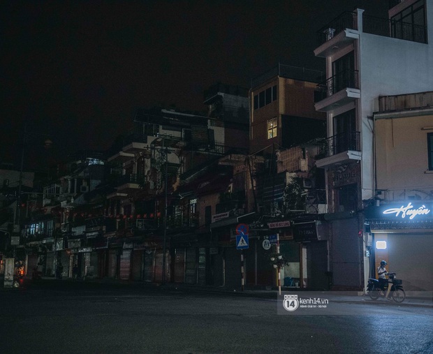 Buổi tối Hà Nội vắng hơn cả Tết: Phố xá nơi đâu cũng thinh lặng, người dân ở nhà đóng cửa chống dịch - Ảnh 6.