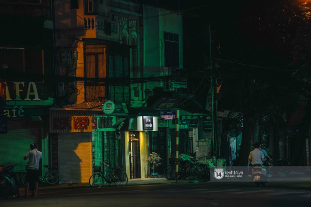 Buổi tối Hà Nội vắng hơn cả Tết: Phố xá nơi đâu cũng thinh lặng, người dân ở nhà đóng cửa chống dịch - Ảnh 8.