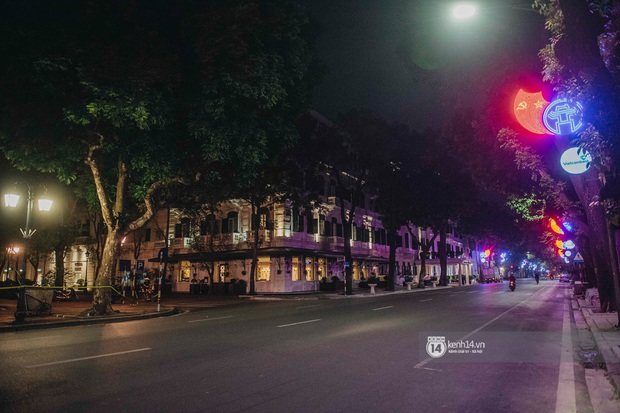 Buổi tối Hà Nội vắng hơn cả Tết: Phố xá nơi đâu cũng thinh lặng, người dân ở nhà đóng cửa chống dịch - Ảnh 9.