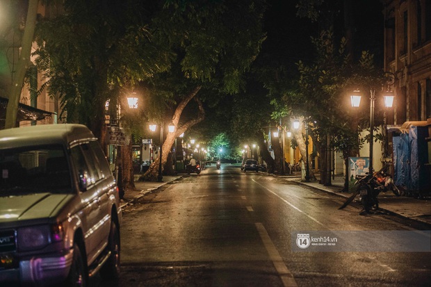 Buổi tối Hà Nội vắng hơn cả Tết: Phố xá nơi đâu cũng thinh lặng, người dân ở nhà đóng cửa chống dịch - Ảnh 10.