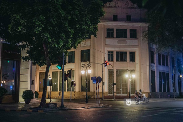 Buổi tối Hà Nội vắng hơn cả Tết: Phố xá nơi đâu cũng thinh lặng, người dân ở nhà đóng cửa chống dịch - Ảnh 11.