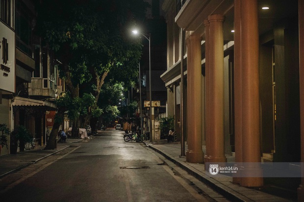 Buổi tối Hà Nội vắng hơn cả Tết: Phố xá nơi đâu cũng thinh lặng, người dân ở nhà đóng cửa chống dịch - Ảnh 13.