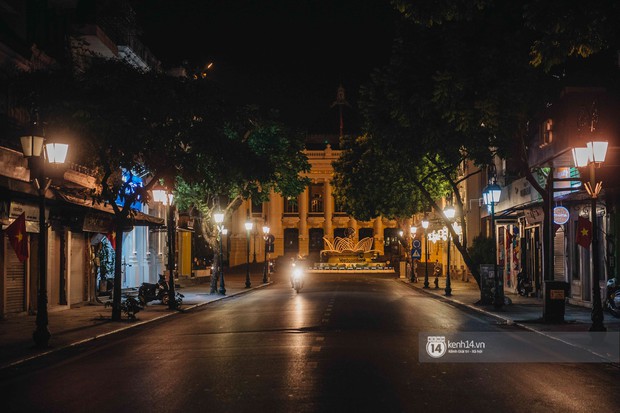 Buổi tối Hà Nội vắng hơn cả Tết: Phố xá nơi đâu cũng thinh lặng, người dân ở nhà đóng cửa chống dịch - Ảnh 14.