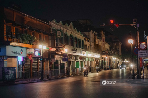 Buổi tối Hà Nội vắng hơn cả Tết: Phố xá nơi đâu cũng thinh lặng, người dân ở nhà đóng cửa chống dịch - Ảnh 7.