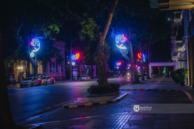 Buổi tối Hà Nội vắng hơn cả Tết: Phố xá nơi đâu cũng thinh lặng, người dân ở nhà đóng cửa chống dịch - Ảnh 15.