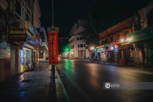 Buổi tối Hà Nội vắng hơn cả Tết: Phố xá nơi đâu cũng thinh lặng, người dân ở nhà đóng cửa chống dịch - Ảnh 17.