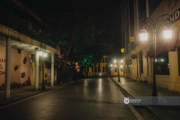 Buổi tối Hà Nội vắng hơn cả Tết: Phố xá nơi đâu cũng thinh lặng, người dân ở nhà đóng cửa chống dịch - Ảnh 20.