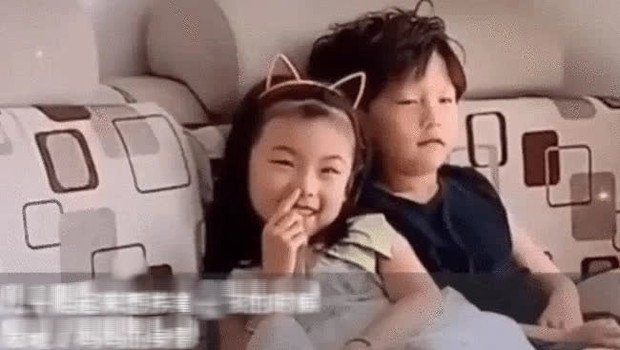 Nghĩ mẹ không có ở nhà, con trai dẫn bạn gái về chơi, hành động của hai đứa trẻ khiến mẹ nấp trong phòng sửng sốt vì ngoài sức tưởng tượng - Ảnh 2.