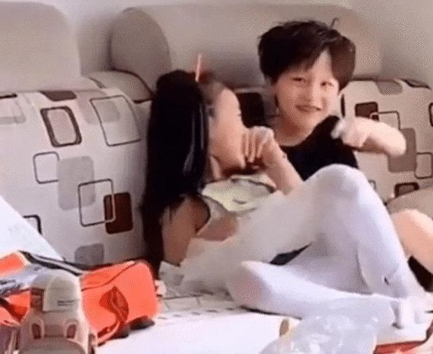 Nghĩ mẹ không có ở nhà, con trai dẫn bạn gái về chơi, hành động của hai đứa trẻ khiến mẹ nấp trong phòng sửng sốt vì ngoài sức tưởng tượng - Ảnh 3.