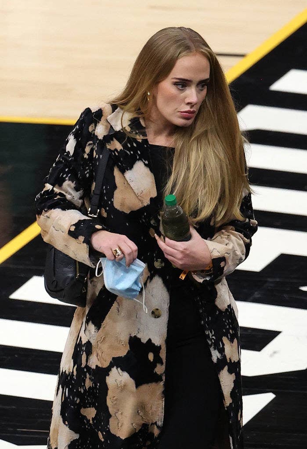 Adele đi xem bóng rổ cũng gây sốt vì visual “lên hương” xuất sắc hậu giảm cân, còn công khai hẹn hò bạn trai mới profile khủng? - Ảnh 2. Adele đi xem bóng rổ cũng gây sốt vì visual “lên hương” xuất sắc hậu giảm cân, còn công khai hẹn hò bạn trai mới profile khủng? - Ảnh 2.