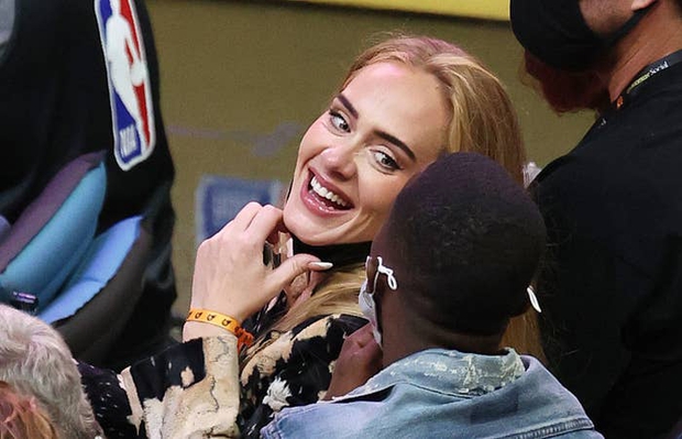 Adele đi xem bóng rổ cũng gây sốt vì visual “lên hương” xuất sắc hậu giảm cân, còn công khai hẹn hò bạn trai mới profile khủng? - Ảnh 4. Adele đi xem bóng rổ cũng gây sốt vì visual “lên hương” xuất sắc hậu giảm cân, còn công khai hẹn hò bạn trai mới profile khủng? - Ảnh 4.