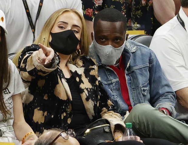 Adele đi xem bóng rổ cũng gây sốt vì visual “lên hương” xuất sắc hậu giảm cân, còn công khai hẹn hò bạn trai mới profile khủng? - Ảnh 7. Adele đi xem bóng rổ cũng gây sốt vì visual “lên hương” xuất sắc hậu giảm cân, còn công khai hẹn hò bạn trai mới profile khủng? - Ảnh 7.