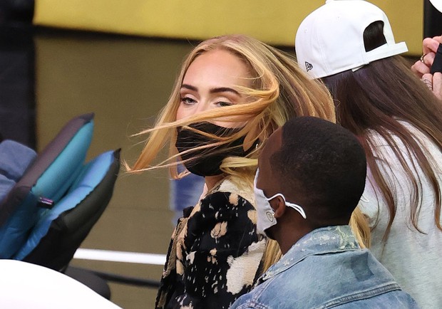 Adele đi xem bóng rổ cũng gây sốt vì visual “lên hương” xuất sắc hậu giảm cân, còn công khai hẹn hò bạn trai mới profile khủng? - Ảnh 5. Adele đi xem bóng rổ cũng gây sốt vì visual “lên hương” xuất sắc hậu giảm cân, còn công khai hẹn hò bạn trai mới profile khủng? - Ảnh 5.