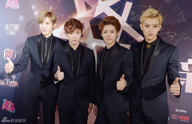 Netizen đào lại chiếc gif tự ngửi nách của Lay (EXO) giữa ồn ào Ngô Diệc Phàm tố đồng đội cũ! - Ảnh 1. Netizen đào lại chiếc gif tự ngửi nách của Lay (EXO) giữa ồn ào Ngô Diệc Phàm tố đồng đội cũ! - Ảnh 1.