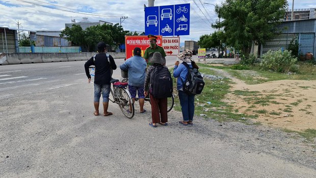 Thất nghiệp vì dịch COVID-19, 4 mẹ con đạp xe từ Đồng Nai về quê Nghệ An - Ảnh 1. Thất nghiệp vì dịch COVID-19, 4 mẹ con đạp xe từ Đồng Nai về quê Nghệ An - Ảnh 1.