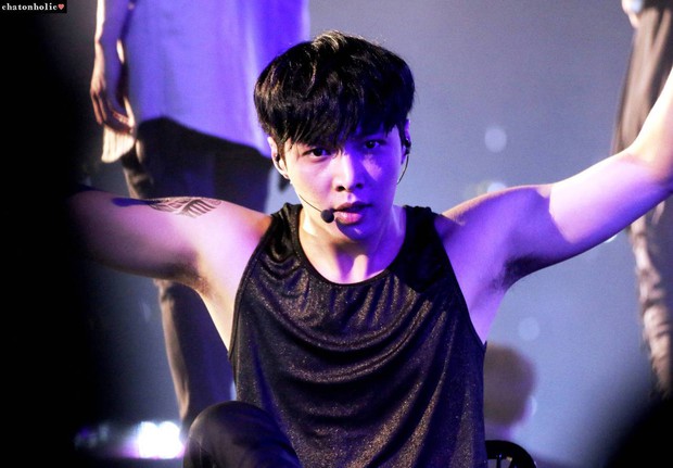 Netizen đào lại chiếc gif tự ngửi nách của Lay (EXO) giữa ồn ào Ngô Diệc Phàm tố đồng đội cũ! - Ảnh 3. Netizen đào lại chiếc gif tự ngửi nách của Lay (EXO) giữa ồn ào Ngô Diệc Phàm tố đồng đội cũ! - Ảnh 3.