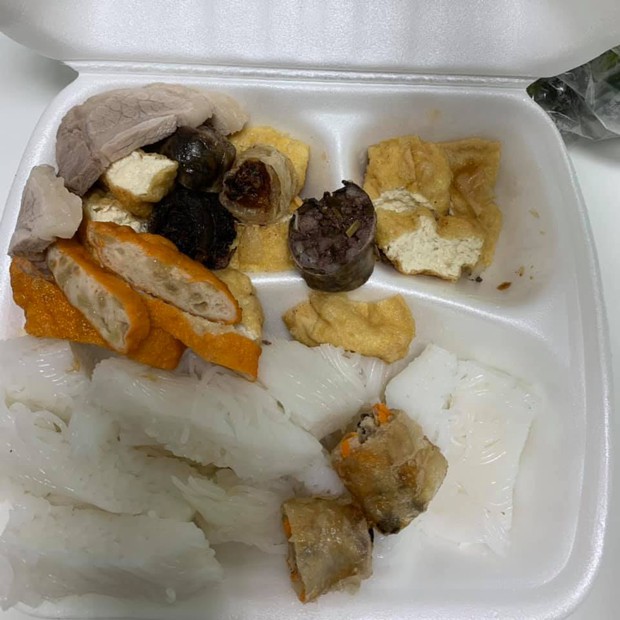 Xôn xao 1 hàng bún đậu nổi tiếng ở Hà Nội bị khách tố xài lại ống hút, tang vật còn nguyên mép son của khách cũ? - Ảnh 1. Xôn xao 1 hàng bún đậu nổi tiếng ở Hà Nội bị khách tố xài lại ống hút, tang vật còn nguyên mép son của khách cũ? - Ảnh 1.