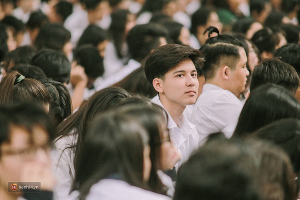 Hot boy cầm cờ năm nào giờ đã là sinh viên của trường ĐH hot, ngoại hình thay đổi chóng mặt, ghi 1 dòng trên Facebook mà cô gái nào cũng tiếc hùi hụi - Ảnh 2.