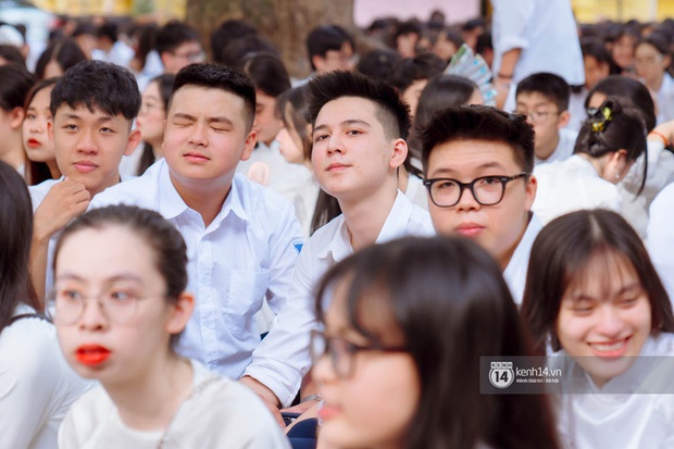 Hot boy cầm cờ năm nào giờ đã là sinh viên của trường ĐH hot, ngoại hình thay đổi chóng mặt, ghi 1 dòng trên Facebook mà cô gái nào cũng tiếc hùi hụi - Ảnh 5.