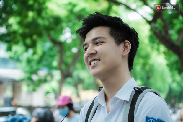 Hot boy cầm cờ năm nào giờ đã là sinh viên của trường ĐH hot, ngoại hình thay đổi chóng mặt, ghi 1 dòng trên Facebook mà cô gái nào cũng tiếc hùi hụi - Ảnh 6.