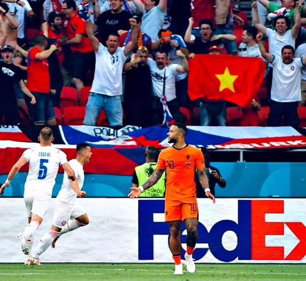 Quốc kỳ Việt Nam xuất hiện trên những vị trí đẹp nhất trong trận TBN - Thuỵ Sĩ ở tứ kết Euro 2020 - Ảnh 8.