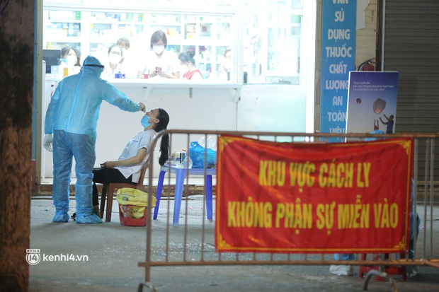 3 nữ nhân viên nhà thuốc trên phố Láng Hạ, quận Đống Đa dương tính với SARS-CoV-2 - Ảnh 1. 3 nữ nhân viên nhà thuốc trên phố Láng Hạ, quận Đống Đa dương tính với SARS-CoV-2 - Ảnh 1.
