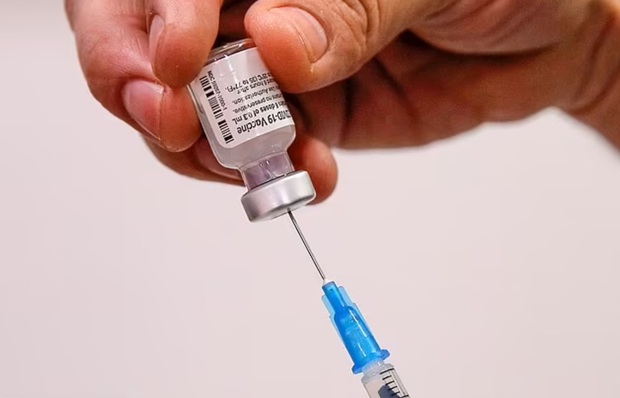 Phát hiện thêm tác dụng phụ sau khi tiêm vaccine COVID-19: Người đàn ông liệt nửa mặt sau khi tiêm vaccine Pfizer - Ảnh 1.