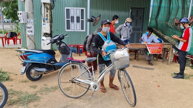 4 mẹ con đạp xe từ Đồng Nai về quê Nghệ An sau 4 tháng thất nghiệp: Em muốn nhường số tiền đó cho những người còn kẹt lại thành phố - Ảnh 2. 4 mẹ con đạp xe từ Đồng Nai về quê Nghệ An sau 4 tháng thất nghiệp: Em muốn nhường số tiền đó cho những người còn kẹt lại thành phố - Ảnh 2.