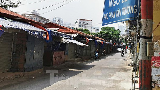 Thiên đường mua sắm của sinh viên Hà Nội cửa đóng then cài giữa đại dịch COVID-19 - Ảnh 2. Thiên đường mua sắm của sinh viên Hà Nội cửa đóng then cài giữa đại dịch COVID-19 - Ảnh 2.
