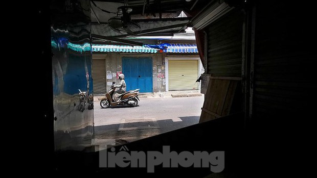 Thiên đường mua sắm của sinh viên Hà Nội cửa đóng then cài giữa đại dịch COVID-19 - Ảnh 3. Thiên đường mua sắm của sinh viên Hà Nội cửa đóng then cài giữa đại dịch COVID-19 - Ảnh 3.