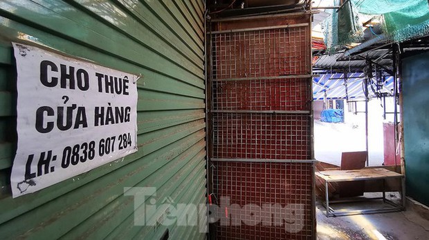 Thiên đường mua sắm của sinh viên Hà Nội cửa đóng then cài giữa đại dịch COVID-19 - Ảnh 4. Thiên đường mua sắm của sinh viên Hà Nội cửa đóng then cài giữa đại dịch COVID-19 - Ảnh 4.