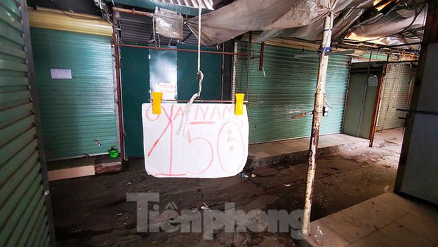 Thiên đường mua sắm của sinh viên Hà Nội cửa đóng then cài giữa đại dịch COVID-19 - Ảnh 5. Thiên đường mua sắm của sinh viên Hà Nội cửa đóng then cài giữa đại dịch COVID-19 - Ảnh 5.