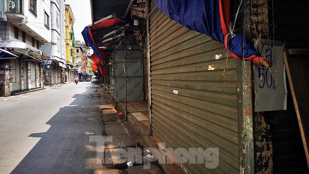 Thiên đường mua sắm của sinh viên Hà Nội cửa đóng then cài giữa đại dịch COVID-19 - Ảnh 6. Thiên đường mua sắm của sinh viên Hà Nội cửa đóng then cài giữa đại dịch COVID-19 - Ảnh 6.