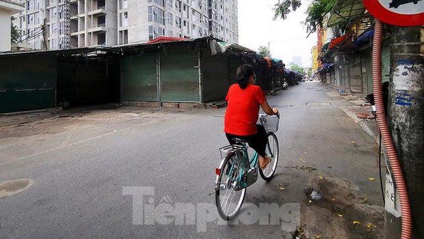 Thiên đường mua sắm của sinh viên Hà Nội cửa đóng then cài giữa đại dịch COVID-19 - Ảnh 8. Thiên đường mua sắm của sinh viên Hà Nội cửa đóng then cài giữa đại dịch COVID-19 - Ảnh 8.