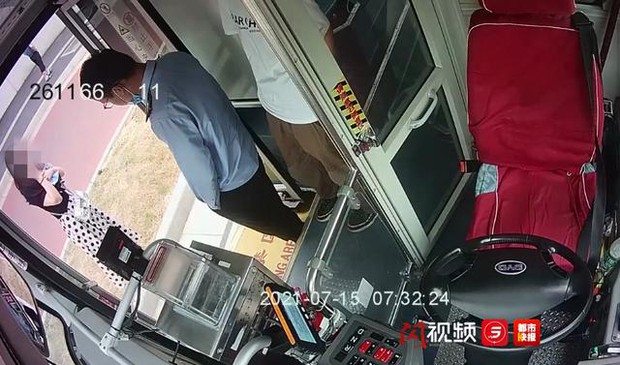 Ngủ quên vài phút trên xe buýt, cô gái tỉnh dậy giật bắn mình vì cảnh tượng kinh khủng, tài xế phải lập tức dừng xe báo cảnh sát - Ảnh 2. Ngủ quên vài phút trên xe buýt, cô gái tỉnh dậy giật bắn mình vì cảnh tượng kinh khủng, tài xế phải lập tức dừng xe báo cảnh sát - Ảnh 2.