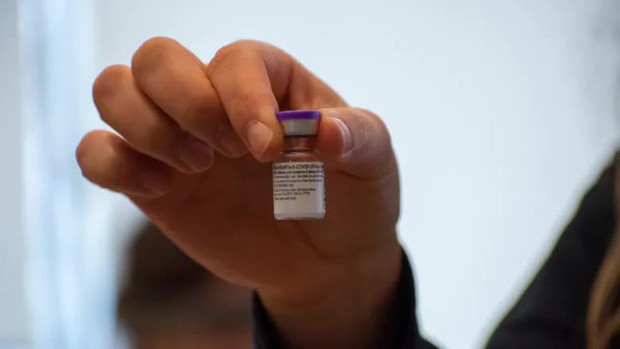 Ưu tiên tiêm vaccine Covid-19 cho người nhà, từng có nguyên dàn y tá bị sa thải và kỷ luật ở Canada - Ảnh 2.