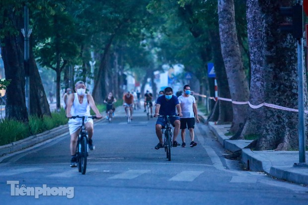 Né lực lượng chức năng, người dân Thủ đô rủ nhau tập thể dục lúc 3 giờ sáng - Ảnh 10. Né lực lượng chức năng, người dân Thủ đô rủ nhau tập thể dục lúc 3 giờ sáng - Ảnh 10.